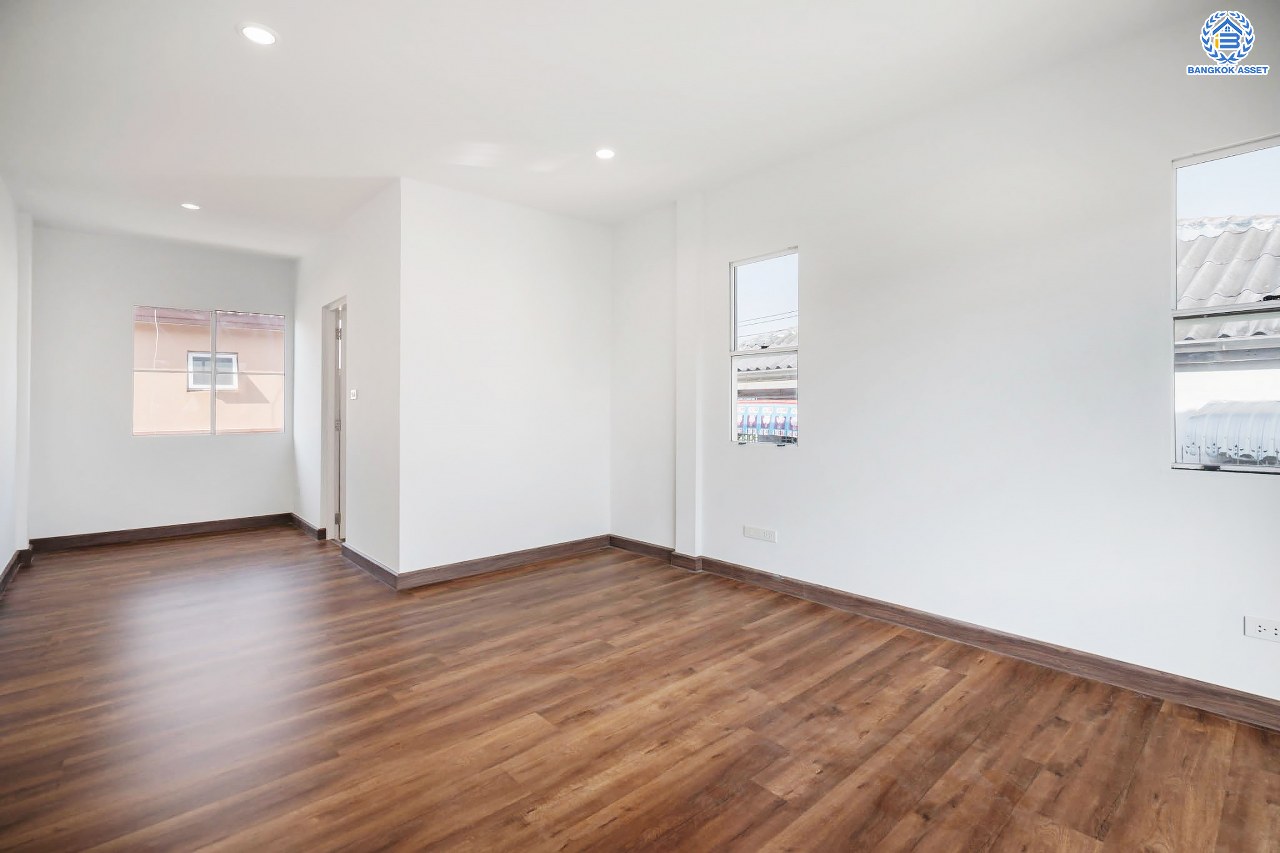 บ้านมือสองตกแต่งใหม่ แบรนด์ LH โครงการ มัณฑนา เพชรเกษม81 หลังมุม กว้างขวาง พร้อมรองรับทุกความสุข บนเนื้อที่ 69.3 ตร.ว. พื้นที่ใช้สอยกว่า 182.5 ตร.ม. พร้อมฟังก์ชัน 3 ห้องนอน 3 ห้องน้ำ จอดรถได้ 1 คัน บนทำเลเชื่อมต่อสู่ ถ.เพชรเกษม, ถ.พุทธมณฑลสาย4 ใกล้เดอะมอลล์ บางแค และม.มหิดล